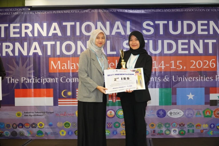 Taklukkan 1.002 Peserta Dari 6 Negara, Mahasiswa UGM Raih Emas dan 3 Penghargaan di Malaysia Lewat Inovasi Stiker Pintar Kulit Buah Naga