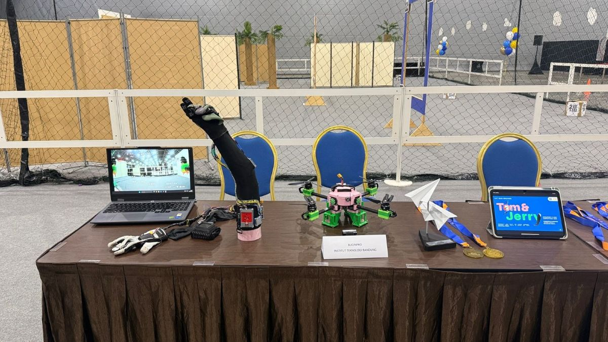 Bermodal Sarung Tangan Pengendali Drone, Dua Mahasiswa ITB Raih Gold Medal dan Best International Team di Singapura