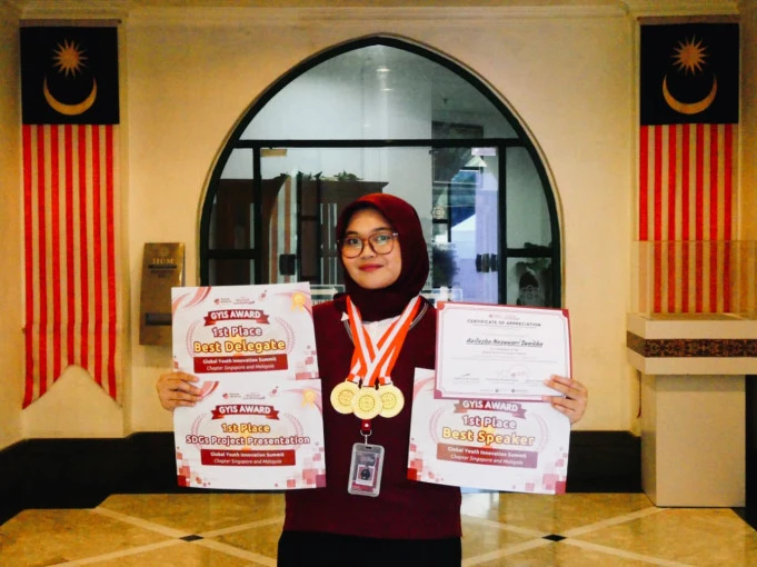 Aqila Nasyawari Syaikha Mahasiswa UGM Harumkan Nama Indonesia Lewat 5 Prestasi di Singapura dan Malaysia