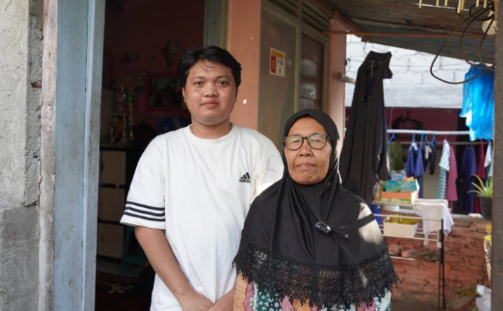 Kisah Inspiratif Reza, Cucu Tukang Parkir Asal Sendowo yang Kuliah Gratis di UGM